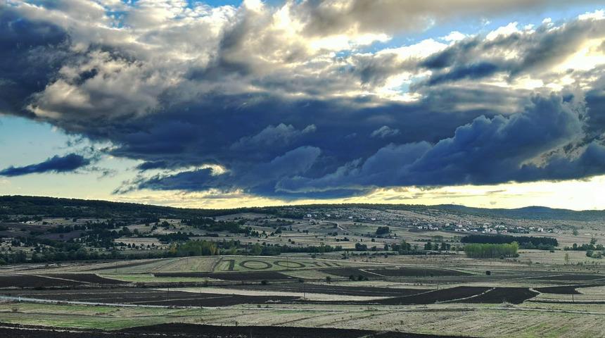 Karabük'te bir çiftçi tarlasına traktörüyle "100. Yıl" yazdı