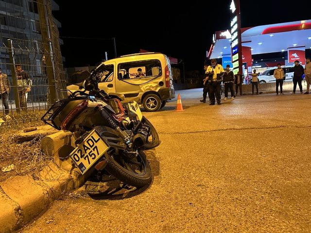Adıyaman'da hafif ticari araç ile motosikletin çarpıştığı kazada 3 kişi yaralandı