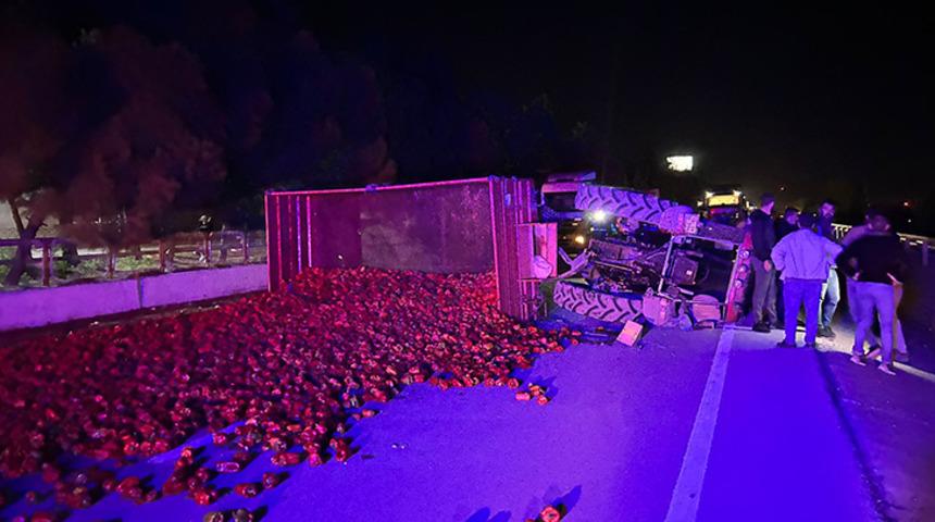 Susurluk'ta kaza! Traktör devrildi biberler yola saçıldı