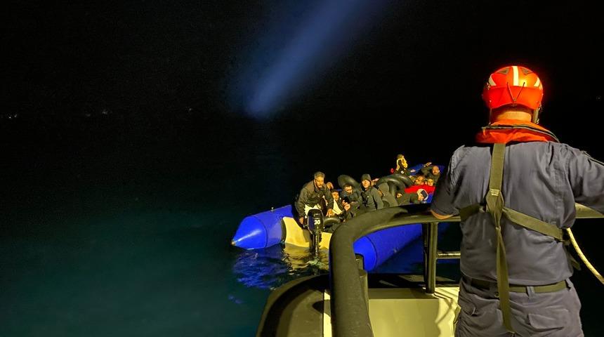 İzmir açıklarında 99 düzensiz göçmen kurtarıldı, 75 göçmen yakalandı