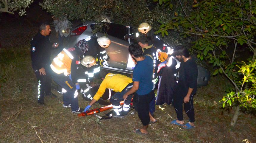 Kocaeli'de şarampole yuvarlanan otomobildeki 2 kişi yaralandı