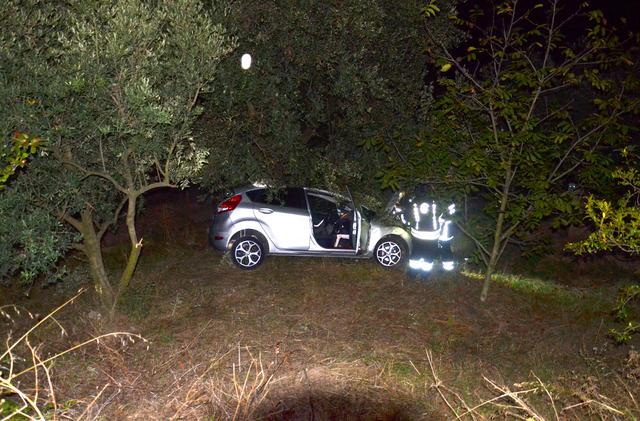 Kocaeli'de şarampole yuvarlanan otomobildeki 2 kişi yaralandı