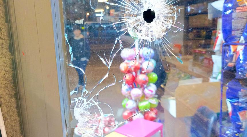 Esenyurt'ta markete silahlı saldırı! Çok sayıda kurşun isabet etti