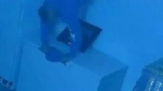 Hırsızın talihsiz anları güvenlik kamerasına saniye saniye yansıdı! Restoranı soymak istemişti...Kontrolsüz bir şekilde düşünce başı yarıldı