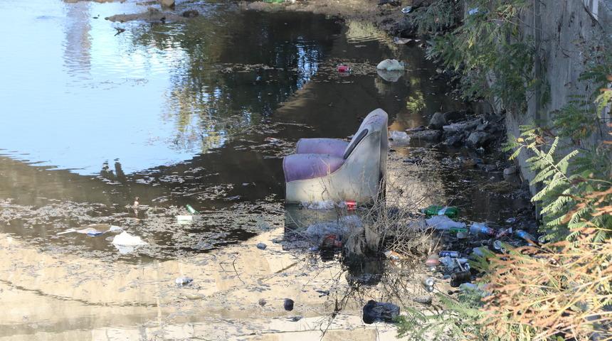 Tunca Nehri'ne atılan çöpler kirliliğe neden oldu