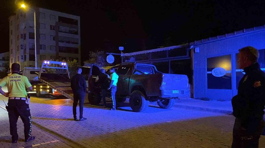 Trafik ekiplerinden kaçan sürücü lüks kamyoneti bırakıp gitti