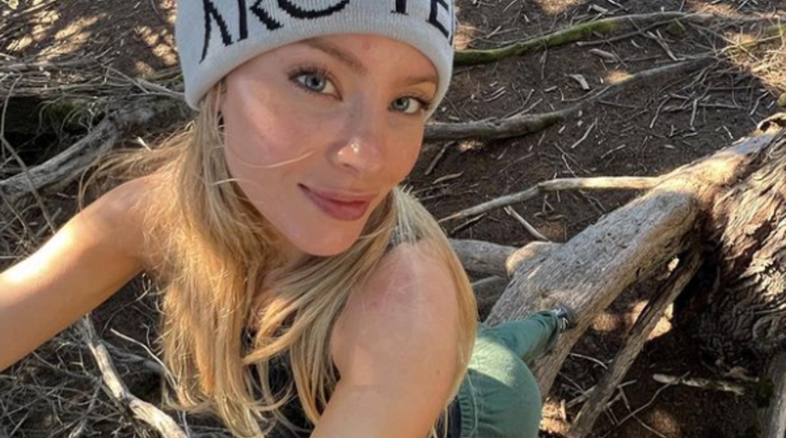 Sosyal medya fenomeni Daisy Keech sere serpe uzanıp karın kaslarını gösterdi! Karın kasları orman manzarasının önüne geçti