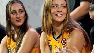 Voleybolcu Zehra Güneş'in anne ve babasıyla pozları sosyal medyayı salladı