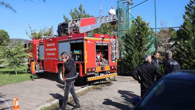 Üniversitede korkutan anlar! Tenis kortunun direğine asılı halde bulundu