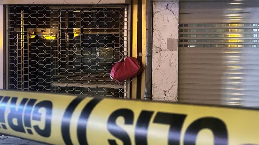 Aksaray'da, bomba şüphesiyle kontrollü şekilde patlatılan çantadan kıyafet çıktı