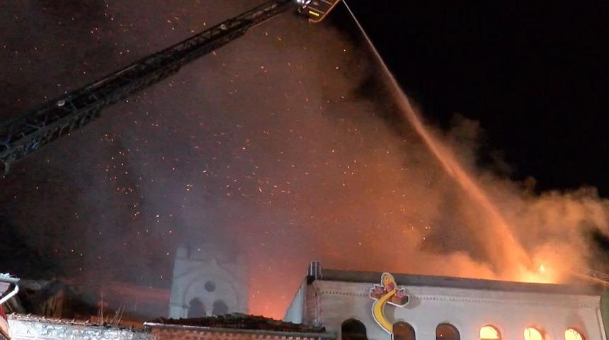 Balat'taki oyuncak müzesinde yangın! Çok sayıda ekip sevk edildi