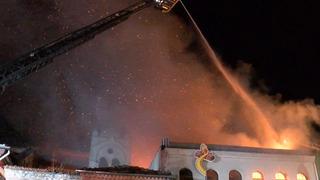 Balat'taki oyuncak müzesinde yangın! Çok sayıda ekip sevk edildi