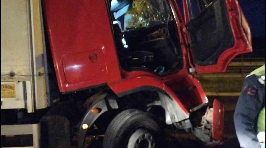 Beykoz’da kontrolden çıkan tır bariyere ve başka bir tıra çarptı: 1 yaralı