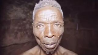 55 yıldır kadınlardan saklanıyor! Kadınlardan korktuğu için evinin etrafına 15 metrelik çit gördü... 16 yaşından beri hiçbir kadına dokunmadı