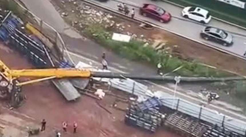 Korkunç anlar! Vinç bisikletli kadının üzerine düştü... Olay yerinde hayatını kaybettiği açıklandı