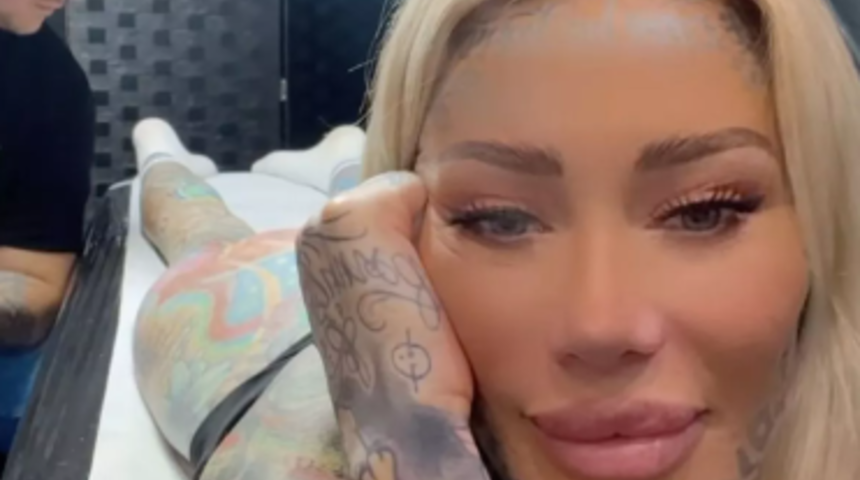 Vajina dövmesinden sonra sırada kalça dövmesi var! "İngiltere'nin en dövmeli kadını" unvanının hakkını sonuna kadar verdi... Kalça dövmesini böyle gösterdi