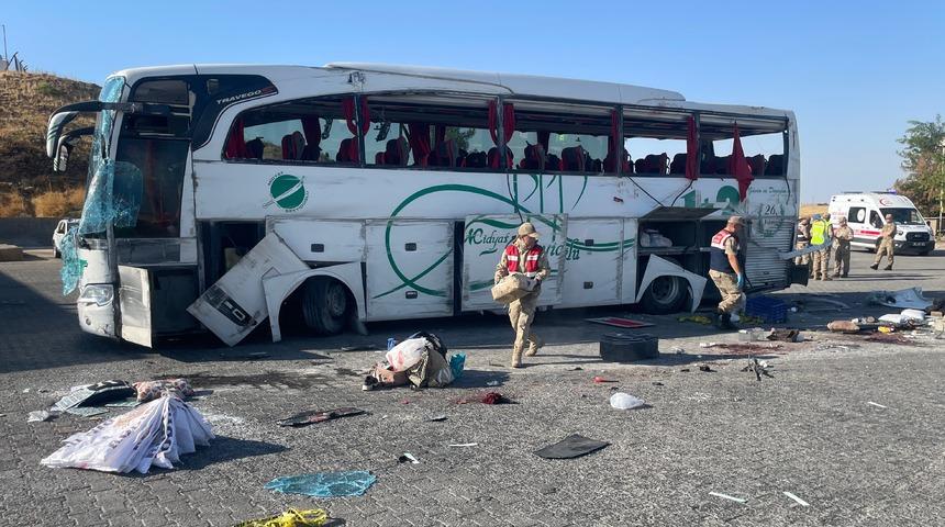 Şanlıurfa'da otomobille çarpışan otobüsün devrilmesi sonucu 2 kişi öldü, 25 kişi yaralandı