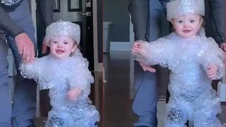 Yürümeye başlayan oğlunu korumak istedi! Bulduğu çözüm sosyal medyanın gündemine yerleşti... Her yerini patpatlara sardı