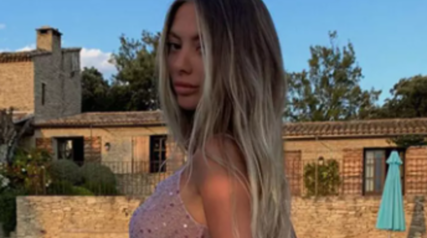 Sosyal medya fenomeni Mathilde Tantot, mini elbisesiyle sere serpe yatağa uzandı! Yatak pozu sosyal medyayı salladı