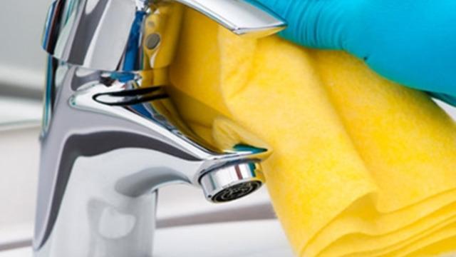 Musluktaki inatçı kireç lekelerini dakikalar içinde yok ediyor! Ayna gibi parlayan muslukların sırrı