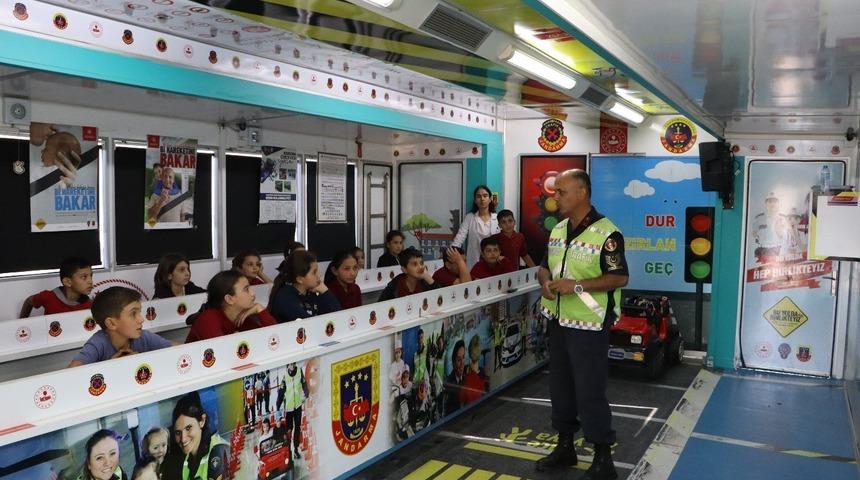 Jandarma ekiplerinden mobil trafik eğitim tırı ile öğrencilere trafik eğitimi