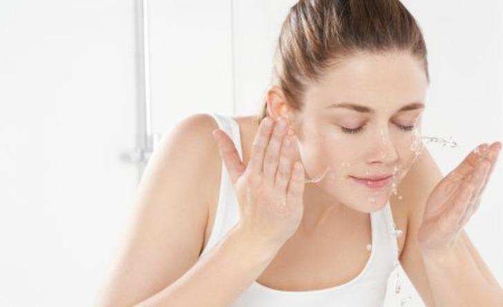 Cilt uzmanı tavsiye etti: Sivilceleri silip süpürüyor! Cildi bebek gibi pürüzsüz yapıyor G3