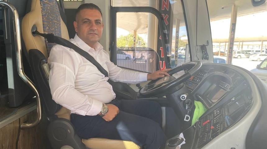 Hızla ilerleyen yolcu otobüsünün direksiyonuna saldırdı