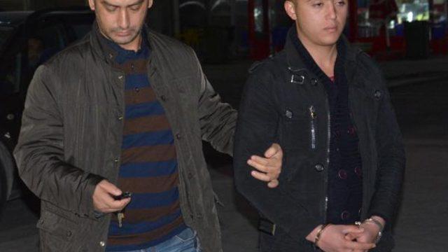 'Parkta oturamazsın' dediği genci bıçakladı