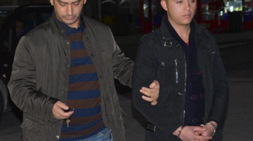 'Parkta oturamazsın' dediği genci bıçakladı