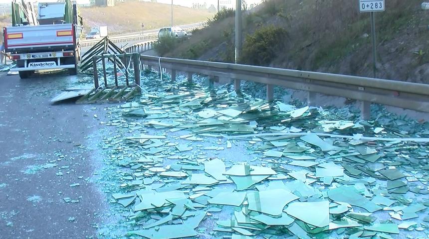 Yer: İstanbul! TIR'ın kasasındaki camlar yola savruldu