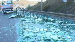 Yer: İstanbul! TIR'ın kasasındaki camlar yola savruldu