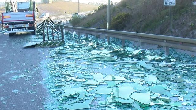 Yer: İstanbul! TIR'ın kasasındaki camlar yola savruldu