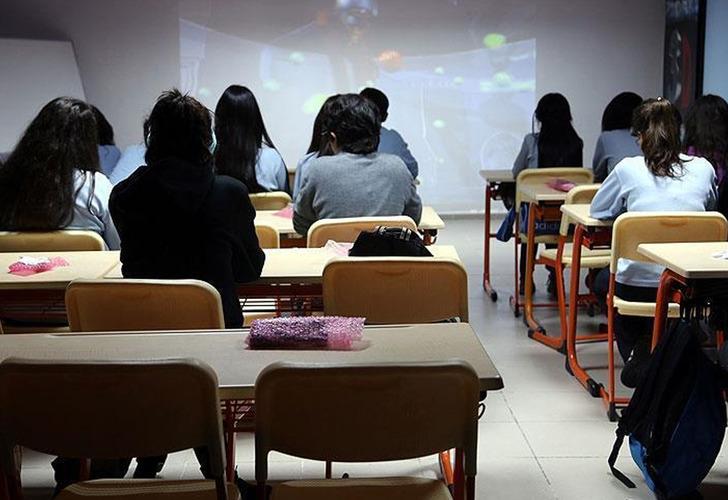 MEB’in yeni kararları Resmi Gazete’de! Teneffüs süreleri, devamsızlık, sınıf geçme puanı…