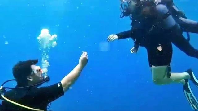 Çıtayı yükseltti: Suyun altında nefes kesen evlilik teklifi…