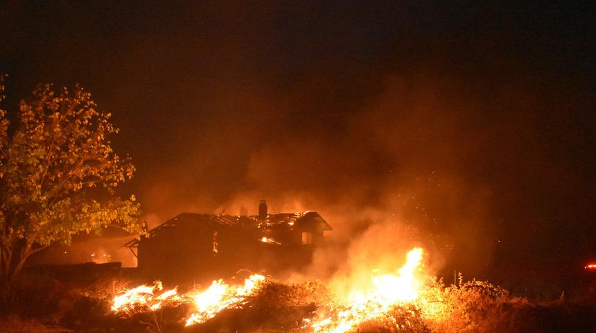 Kontrolden &ccedil;ıkan alevler 2 katlı evi kullanılmaz hale getirdi