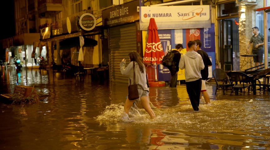 Fethiye'de kuvvetli yağış hayatı felç etti! 