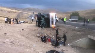 Son dakika | Sivas'ta yolcu otobüsü kaza yaptı! Ölü ve yaralılar var