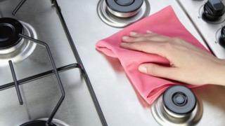 Ocak gözündeki yağ ve pası söküp atıyor! 3 malzeme ile ocak gözleri yepyeni oluyor