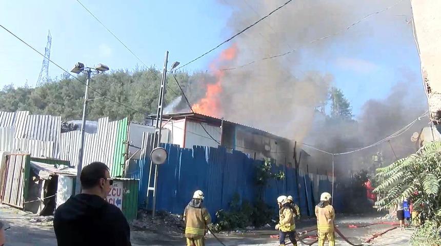 Ormanın yanı başındaki depoda çıktı! İstanbul'da tedirgin eden yangın