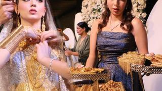 Yok artık dedirten aşiret düğünü: Gelin altınların ağırlığı nedeniyle hareket edemedi, yakınları yardımına koştu!