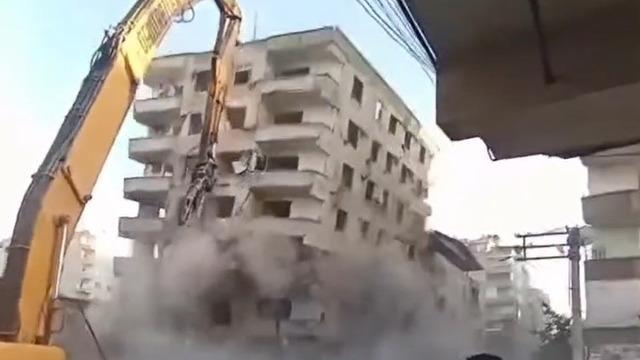 Diyarbakır'da 8 katlı bina, yıkım sırasında çöktü! O anlar kamerada