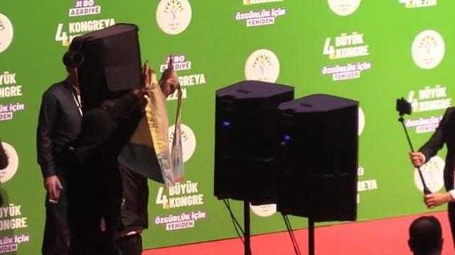Yeşil Sol Parti kongresinde skandal görüntü! Kürsüye çıkıp terörist başı Öcalan'ın posterini açtılar; yakalanıp gözaltına alındılar