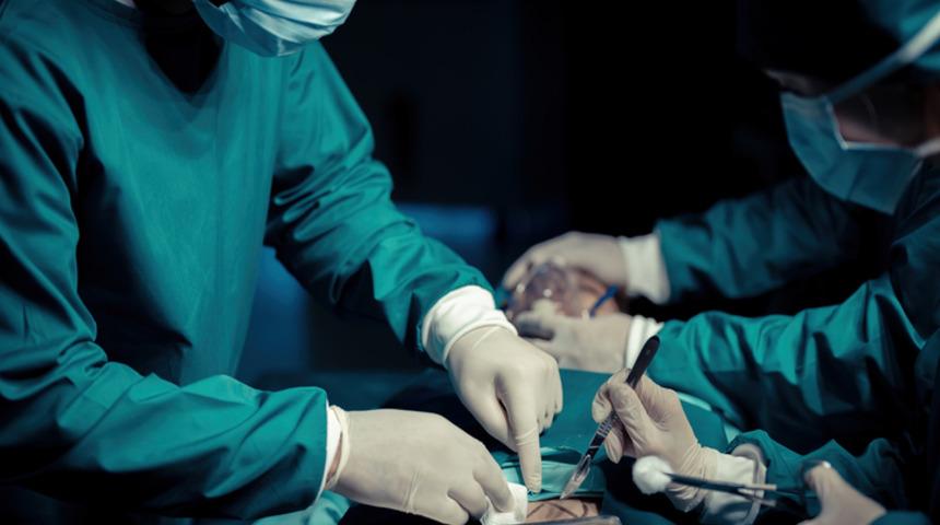 Devlet hastanesinde akılalmaz olay! Cerrah temizlik görevlisine ameliyat yaptırdı! Açıklama geldi