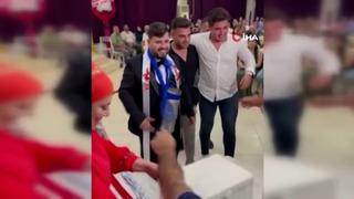 Damadın arkadaşları herkesi şaşırttı! Düğünde altın yerine bunu taktılar: Orijinal ve sensörü bile üzerinde