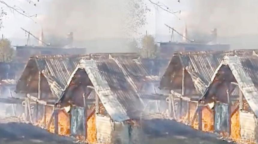 Alevler büyüyerek ilerledi! 5 samanlık küle döndü