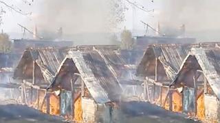 Alevler büyüyerek ilerledi! 5 samanlık küle döndü