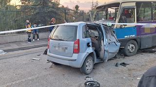 Otomobil ile yolcu minibüsü kafa kafaya çarpıştı!