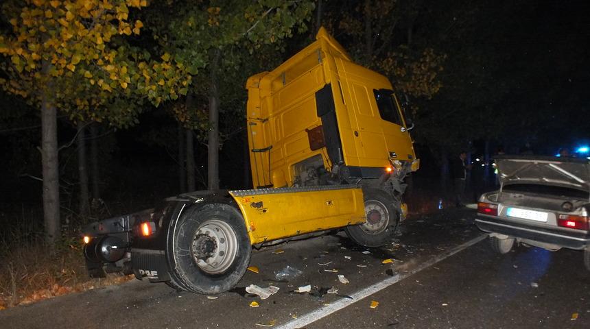 Tokat'ta otomobille çekici çarpıştı, 4 kişi yaralandı