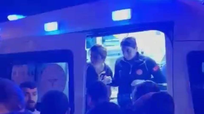 Sultanbeyli’de iki araç kafa kafaya çarpıştı: 1’i ağır 4 yaralı