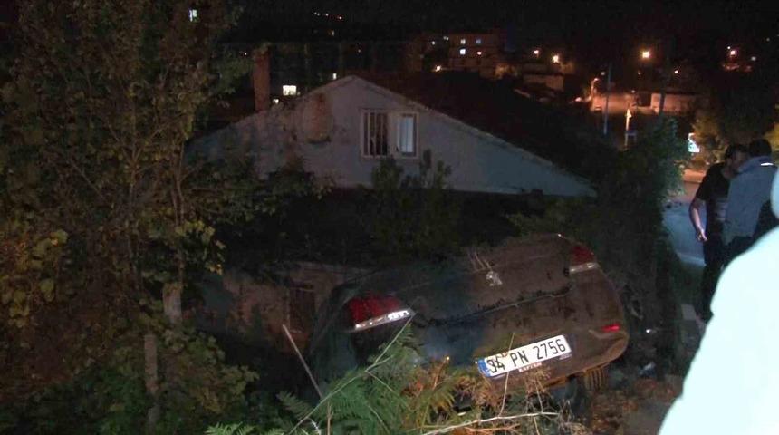 Kontrolden çıkan araç evin bahçesine uçtu